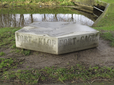 906710 Afbeelding van een plat betonnen blok met bovenop in reliëf een plattegrond van de Hollandse Waterlinie en aan ...